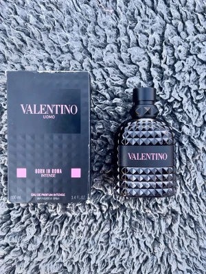 Valentino born in roma intense - tja, säljer en valentino born in roma intense, 50/100 ml kvar i flaskan, säljer då jag har för många parfymer och vill bli av med några. Parfymen har en väldigt fräsch och maskulin doft, perfekt för skolan eller speciella tillfällen. Det finns en lite spricka vid locket i plasten, men den läcker inte utan det är bara plasten ovanpå som har en liten spricka. Parfymen är såklart äkta. Skriv gärna ifall du har några funderingar :)
