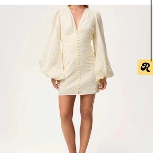 Adoore klänning  - Säljer denna fina slutsålda klänning från adoore! Endast använd 1 gång! Säljer pga att den e var lite liten för mig 💕