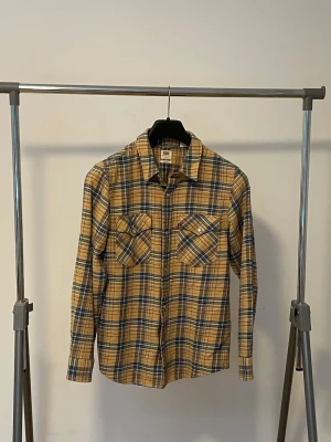 Levi’s skjorta  - Väldigt snygg sällsynt Levi’s skjorta i storlek XS, knappt använd. Pris kan diskuteras vid snabb affär.