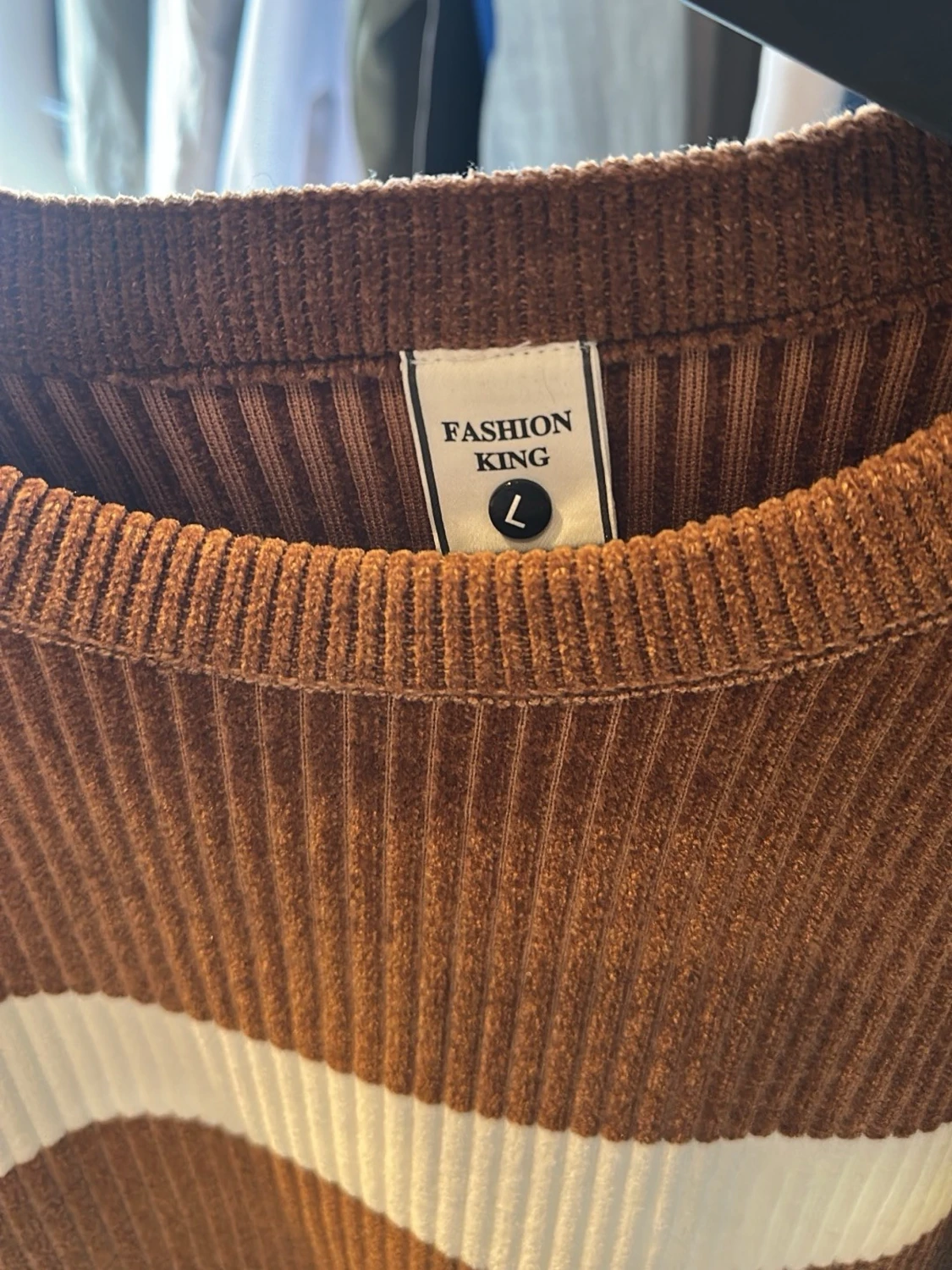 Brun stickad tröja med vita ränder - 4