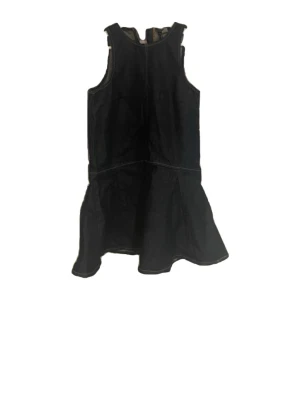 Unik jeansklänning  - Jätte cool jeansklänning köpt på H&M för inte så längesedan, säljer då den tyvärr aldrig riktigt kommit till användning men är alldeles för snygg för att bara ligga o damma i garderoben☺️Klänningen är som ny och i super fint skick!