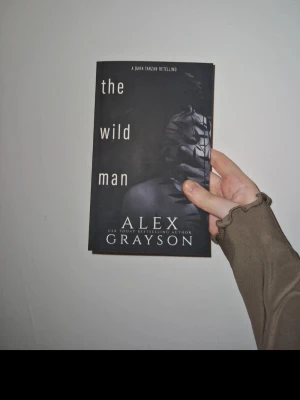 Dark romance bok - Läst en gång men är i väldigt fint skick. Nypris är 168 kronor. Katt finns i hemmet