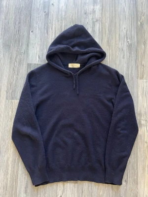 Sayless hoodie - Säljer nu denna riktigt feta sayless cashmere hoodie i storlek S. Borde passa någon mellan 173-180. Perfekt nu till våren. Skriv gärna vid frågor😇 priset kan diskuteras.