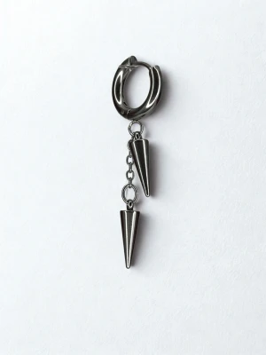 Örhänge med dubbla svarta konhängen - Handgjorda snygga örhängen i 316L Kirurgiskt stål med två hängande konformade detaljer på kedja. Snygg och edgy design som passar perfekt till streetwear eller för att ge din look en tuff touch. Säljs i par