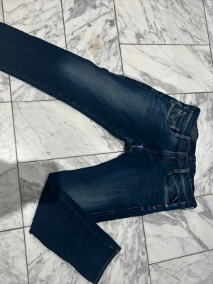 Mörkblå slim fit jeans - Säljer ett par mörkblå slim fit jeans. Ser knappast använd ut med jätte bra passform. Modell ambass. Längd 30. Fråga gärna frågor 
