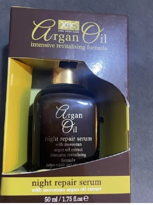 Argan Oil Night Repair Serum 50ml - Argan Oil Night Repair Serum från XBC med marockansk arganolja. Kommer i en mörkbrun glasflaska med guldfärgad kork. Serumet är intensivt revitaliserande och passar för nattlig hudvård. Innehåller 50 ml.