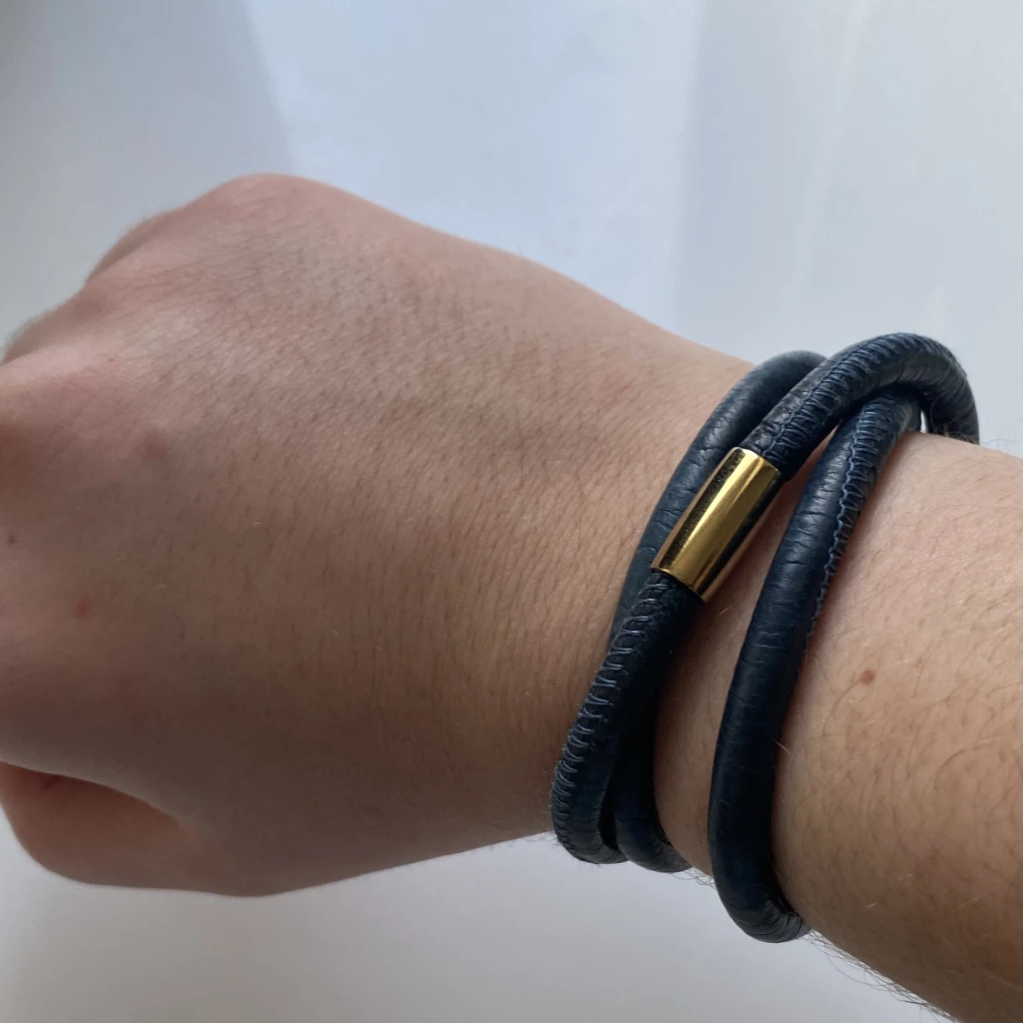 Svart läderarmband med berlocker. - 91