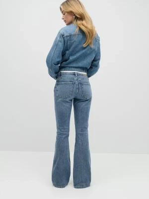 Snygga Low Waist Bootcut Jeans från Gina Tricot - Snygga lågmidjade bootcut jeans i klassisk blå tvätt perfekt för vårens outfits!✨ Använda men i mycket fint skick. Slutsålda i butik  ett riktigt kap! 📦 Jag postar oftast samma dag!  💰 Mitt pris: 329 kr  Nypris ca 499 kr – ett grymt pris!! 💸