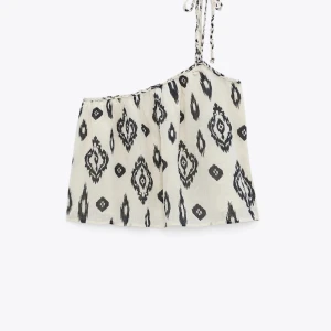 Topp - Säljer denna coola och snygga topp från Zara, som ej går att köpa längre! Den är perfekt till sommaren för en cool outfit och passar till shorts, kjol och ett par snygga byxor. Skriv för fler bilder!💗