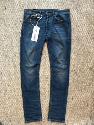 Dondup jeans  - Knappt använda, väldigt fint skick! nypris 3500 mitt pris endast 750kr! Längd 103 cm Midja 41,5cm