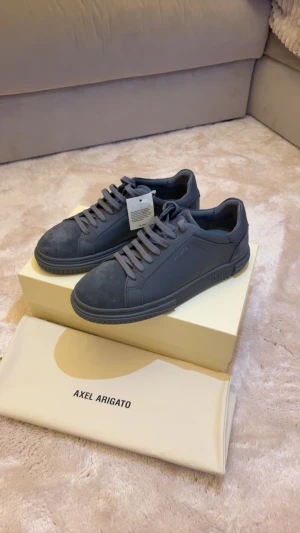 Mörkgrå sneakers från Axel Arigato - Atlas sneaker dark grey, helt nya med etikett kvar, kvitto finns, nypris 2800kr. Storlek 41.