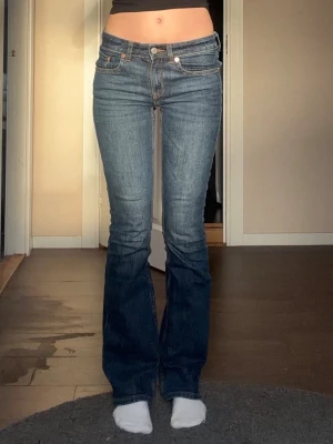 Blå bootcut jeans med låg midja - Snygga blå bootcut jeans med låg midja från lager 157