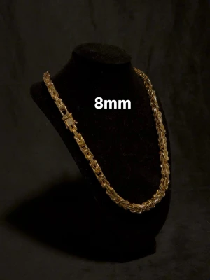 Kejsarlänk Halsaband 14K Guldplätering Diamantlås 8mm - Exklusiv kejsarlänk i 14K guldplätering! Utrustad med ett exklusivt diamant kistlås och stämpel 14K för en exklusiv känsla och look! Låset har hand-set VVS-D CZ stenar på! Storlek 8mm bredd och 60 eller 65cm i längd. Kontakta mig innan köp angående längd! Vikt ca 190g+ 