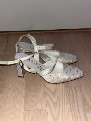 klackskor  - jättefina klackskor, använda ett par gånger, osäker på storleken men skulle gissa på 38/39