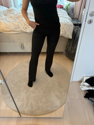 BikBok kostymbyxor - Kostymbyxor med supersnygg passform. Använda typ 2-3 gånger, säljer eftersom de ej kommit till användning.