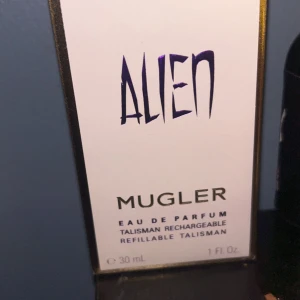 Alien Eau de Parfum 30ml Mugler - Skriv om ni vill ha fler bilder!! Alien Eau de Parfum från Mugler i 30 ml flaska. Den är använd ca 3 gånger. Perfekt för dig som gillar unika dofter och snygg design.