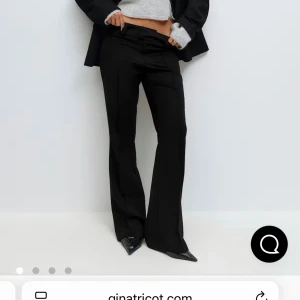 Svarta kostymbyxor från Gina Tricot - Populära och slutsålda low waist bootcut trousers från Gina tricot.