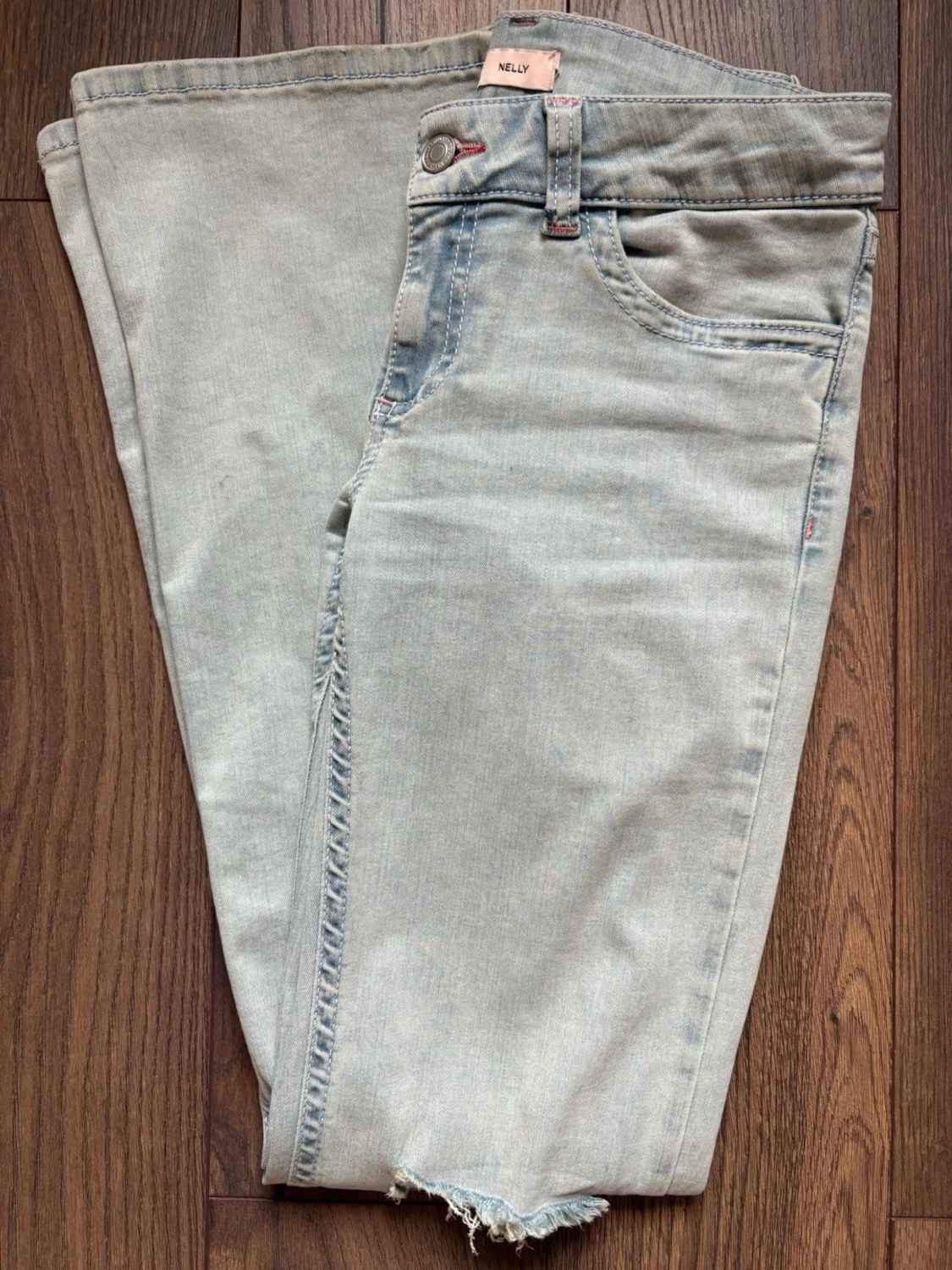 Ljusblå jeans från Nelly med rosa detalj - 1