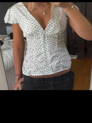 Polka dot blus - Super fin blus som jag har köpt på vinted men var för stor, är i storlek S men jag skulle säga att den passa M bättre. Jag är i storlek S som referens🥰
