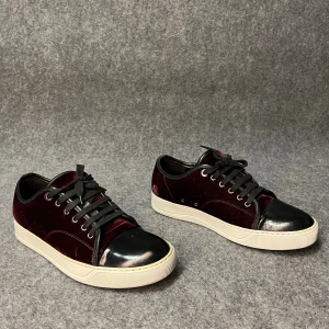 Vinröda Lanvin skor  - Vinröda lanvins i storlek 40-41 (uk 6). Väldigt unika. Mycket bra skick 8/10. Sulkräm har använts. Endast skorna medföljer. Hör av er vid funderingar.