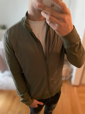 Olivgrön Cardigan jacka - Snygg olivgrön cardigan perfekt till våren | skick 9/10 skriv vid frågor eller funderingar!