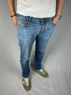 Jacob Cohën Bard  - Size: W33 Skick: 7.5/10, hyfsat bra utan större märkbara defekter. Har en mindre lagning i skrevet, ihopsytt. Retail pris: 4000kr (+). Modellen är 185cm och väger 78kg. Mått: 98x44 (Ytterben + midja) Hör av dig vid frågor eller funderingar!