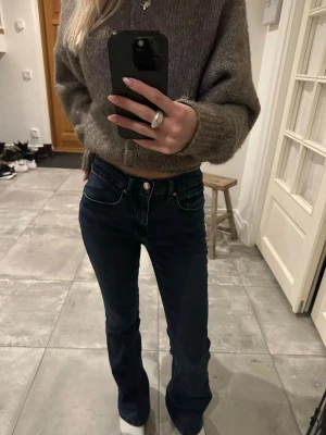 Gina tricot jeans - Blå jeans från Gina! Väldigt snygga och sköna🙌🏼 Är 162 och storleken är 34💗💗