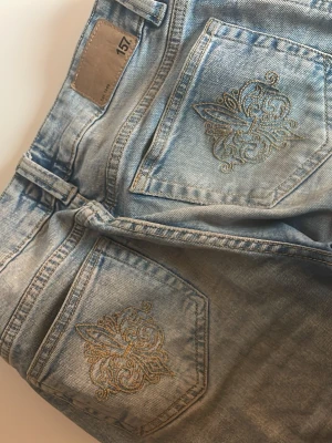 Ljusblå jeans med broderade fickor - Snygga ljusblå jeans från lagar 157 i storlek S 
