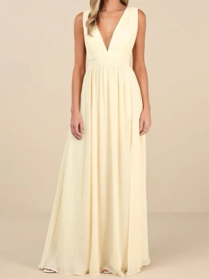 Ljusgul långklänning med v-ringning - Elegant långklänning i ljusgul ton med djup v-ringning och bred markerad midja. Klänningen är ärmlös och har ett flytande, svepande fall. Perfekt för dig som vill ha en stilren och feminin look.                         