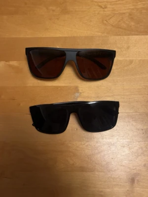 Rayban liknande solglasögon - Säljer dessa Rayban liknande solglasögon. 249 kroner för båda och 149 kroner styck!
