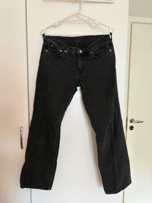 Weekday arrow low straight jeans - Svarta, raka jeans med låg midja från weekday. I fint skick då dom är använda fåtalet gånger. 🌼 Nypris 590.