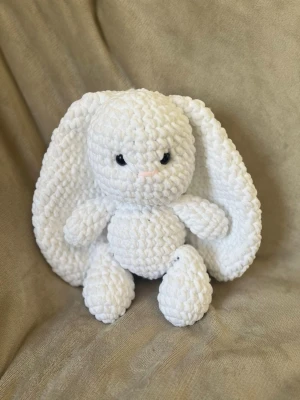 Stor vit virkad kanin - Kaninen är ca 33 cm hög 🌸Den har Säkerhetsögon som inte rekommenderas för barn under tre år! 