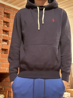 Mörkblå Ralph Lauren hoodie - Säljer min blåa Ralph Lauren hoodie för den är för liten. Hör av er vid funderingar.