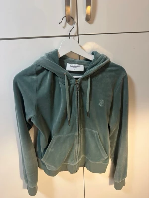 Turkos kofta från Juicy Couture - Turkos blå/grön velour hoodie från Juicy Couture.