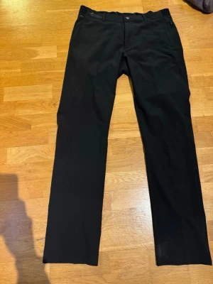 Abacus Pitch 37.5 byxor, svarta - Säljer fantastiska regnbyxor från Abacus. Modell Pitch 37.5. Dessa har tyvärr blivit för små för mig annars hade jag haft kvar dessa i många år. Nypris 3000