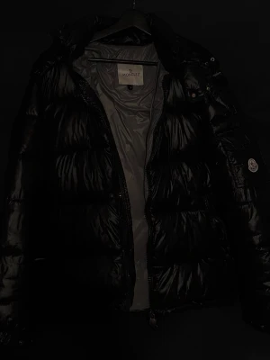 Moncler Maya  - Tja! Säljer nu denna Moncler Maya då jag vill rensa garderoben från vintern. Riktigt stilren och skön jacka, passar perfekt till vinter/vår. Tags och scan funkar självklart. Dm om du vill ha fler bilder!