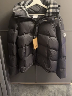 Burberry puffer jacka  - Tvär snygg jacka puffer burberry 