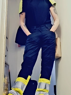 Arbets/varselkläder till dam stl XS - Helt nya enbart provade arbets/varselkläder i damstorlek XS/34, längd 32 på byxorna. Svart/gula. Se bilder!