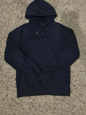 Berkeley hoodie - Säljer stilren hoodie från Berkeley💯 perfekt i passformen nypris 1400:- mitt pris 900kr💪 skriv för funderingar eller fler bilder✔️📲