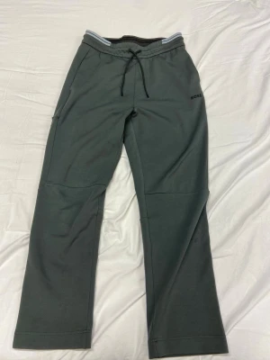 Boss byxor  - Säljer nu dessa Hugo boss byxor finns dock ett hål som har blivit sytt kolla bilderna noga 