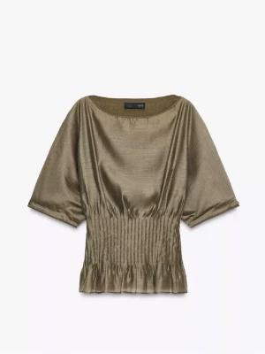 Olivgrön satintopp från Zara - Snygg olivgrön blus i satin från Zara med bred resår i midjan och korta ärmar. Blusen har en lös passform upptill och smockad midja som ger en markerad siluett. Perfekt att styla med både jeans och kjol.