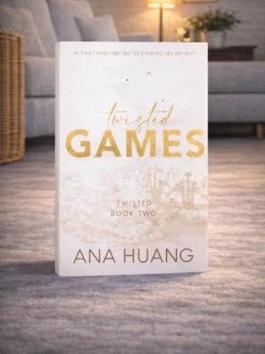 Twisted Games (Normal size – not pocket) - Skick: Helt ny bok. Omslag: Pappercover. Storlek: standard (inte pocket). Förpackning: I sitt originala plastomslag. Från: Home Books – Stockholm. Snabb leverans inom Sverige. 