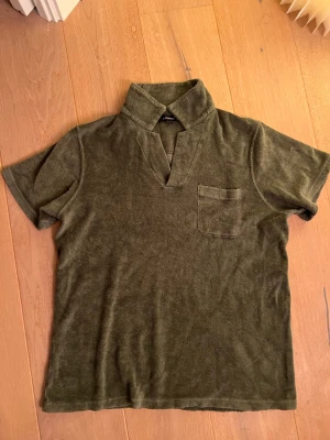 Grön frotté piké Paul and Friends - Grön frotté piké från Paul and Friends i storlek L, Herr. 