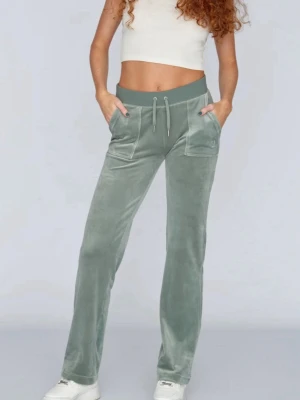 Gröna velourbyxor Juicy Couture - Mysiga gröna mjukisbyxor från Juicy Couture i mjuk velour. Byxorna har raka ben, bred resår i midjan med dragsko och stora fickor både fram och bak. Perfekta för chill dagar och har en klassisk Juicy-look. Den ena metallen är tappad på det ena snöret. Vi har sytt på ena fickan men inget som syns. Köpare står för frakt. Skriv vid intresse eller frågor!!💗