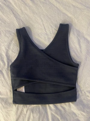Mörkblå topp - Mörkblå topp med en riktigt snygg rygg! Skriv vid frågor💗