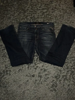 Mörkblå Replay jeans 158 - Snygga mörkblå jeans från Replay med raka ben. Storlek 158🙌/14A. Perfekta för dig som gillar en avslappnad men stilren stil. 