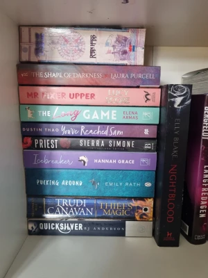 Engelska böcker - Rensar bokhyllan och säljer ett gäng engelska böcker i olika genre! Alla i fint begagnat skick 📖✨ • Mr Fixer Upper – Lucy Score • Pucking Around – Emily Rath • Priest – Sierra Simone • You've Reached Sam – Dustin Thao • Icebreaker – Hannah Grace • Quicksilver – RJ Anderson • Thief's Magic – Trudi Canavan • Night Blood – Elly Blake • The Mad Ship – Robin Hobb • The Shape of Darkness – Laura Purcell • The Long Game – Elena Armas Först till kvarn! Pris och skick varierar. Hör av er privat 💕☺️