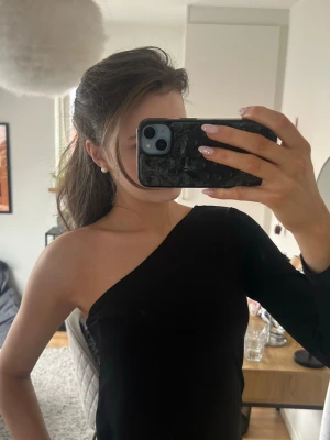 Svart oneshoulder topp - Snygg svart topp med oneshoulder från GinaTricot!! Passar mig som vanligtvis har storlek S