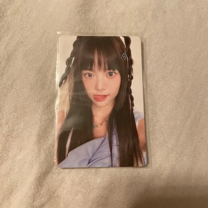 Eunchae lesserafim pc - Säljer detta photocardet. Skickas både med sleeve och i toploader. Skriv privat om ni vill ha mer bilder 🫶 