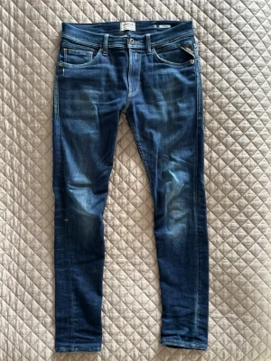 Replay jeans - Säljer nu dessa replay jondrill. | Storlek W31. | Slim fit. | Väldigt fin färg. | Har en slitning som man ser vid knäet på första bilden. | Släng iväg en signal vid funderingar så svarar jag snabbt. |